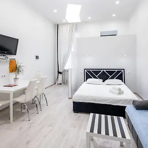 https://black-and-white-apartments.hotelslviv.net